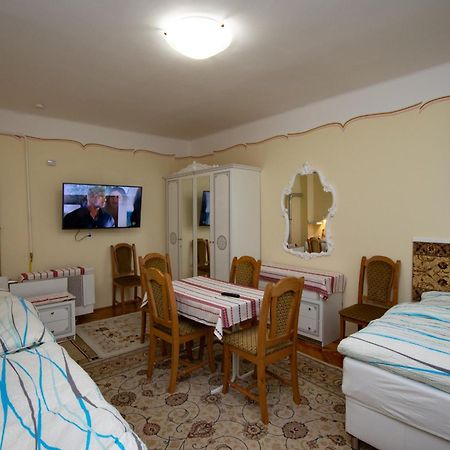 Amalia Apartman Gyula Buitenkant foto