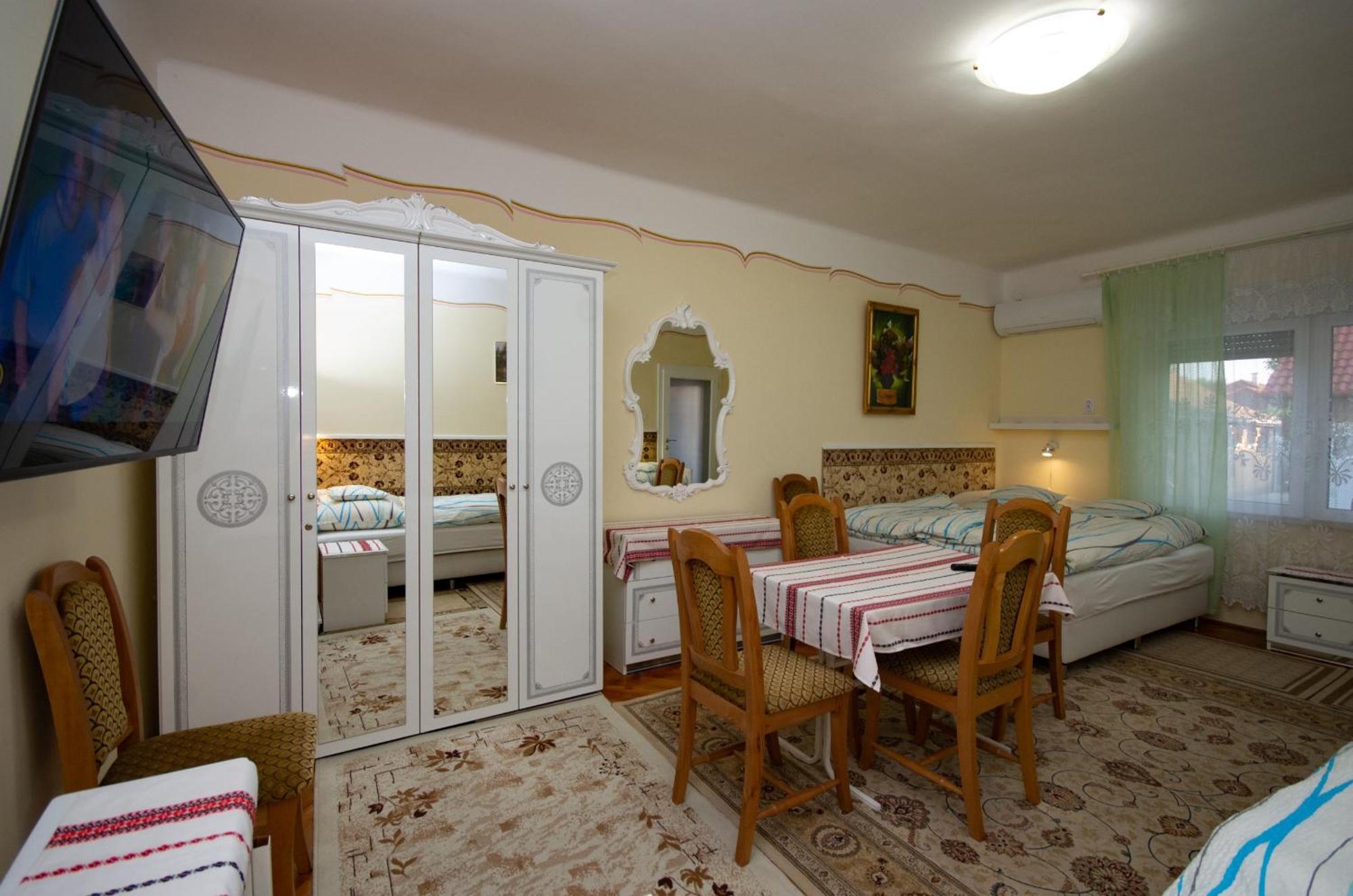 Amalia Apartman Gyula Buitenkant foto