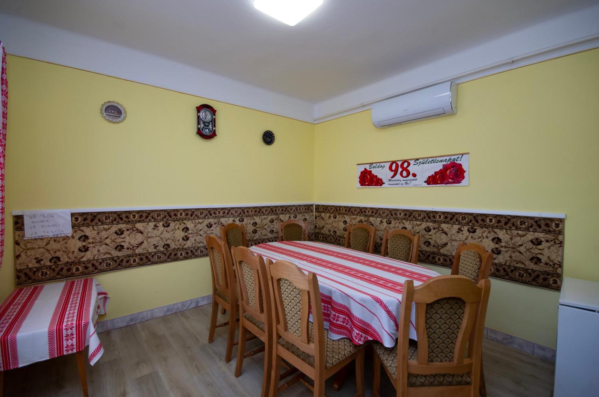 Amalia Apartman Gyula Buitenkant foto