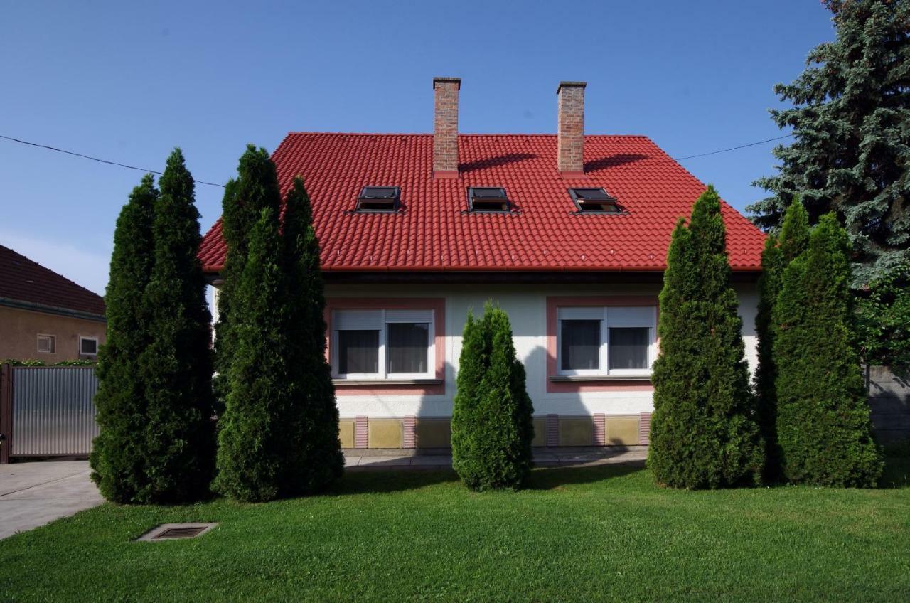 Amalia Apartman Gyula Buitenkant foto
