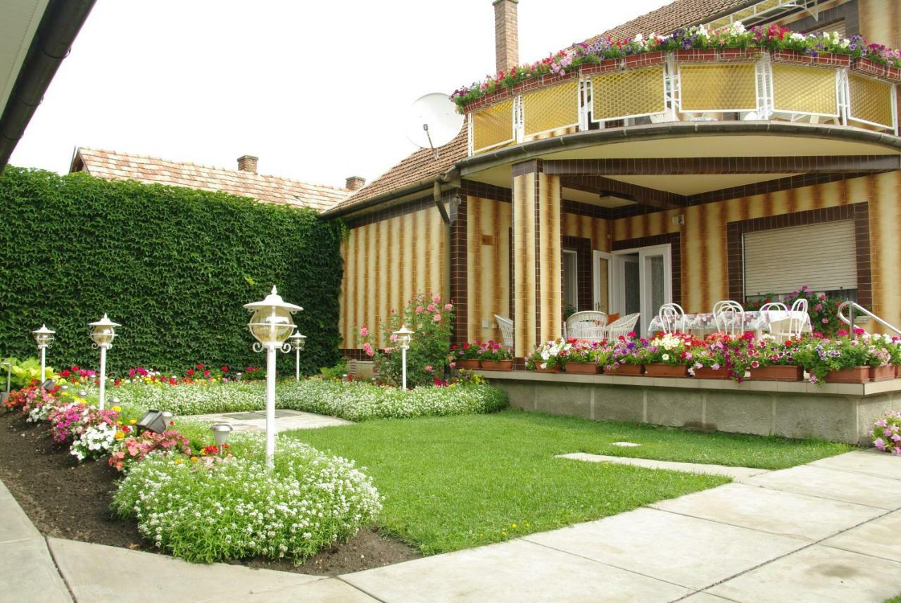 Amalia Apartman Gyula Buitenkant foto