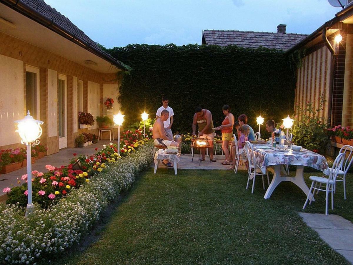Amalia Apartman Gyula Buitenkant foto