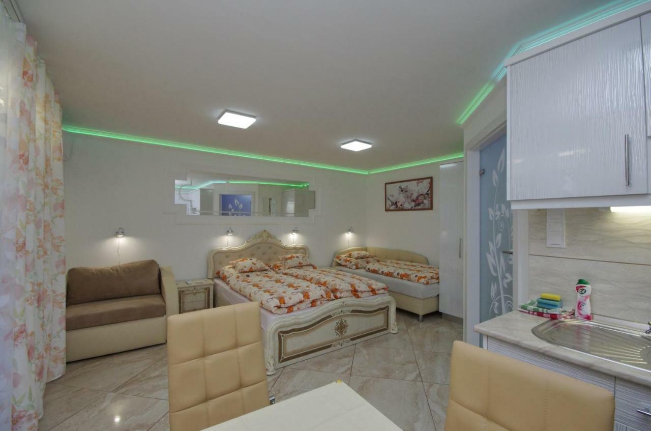 Amalia Apartman Gyula Buitenkant foto
