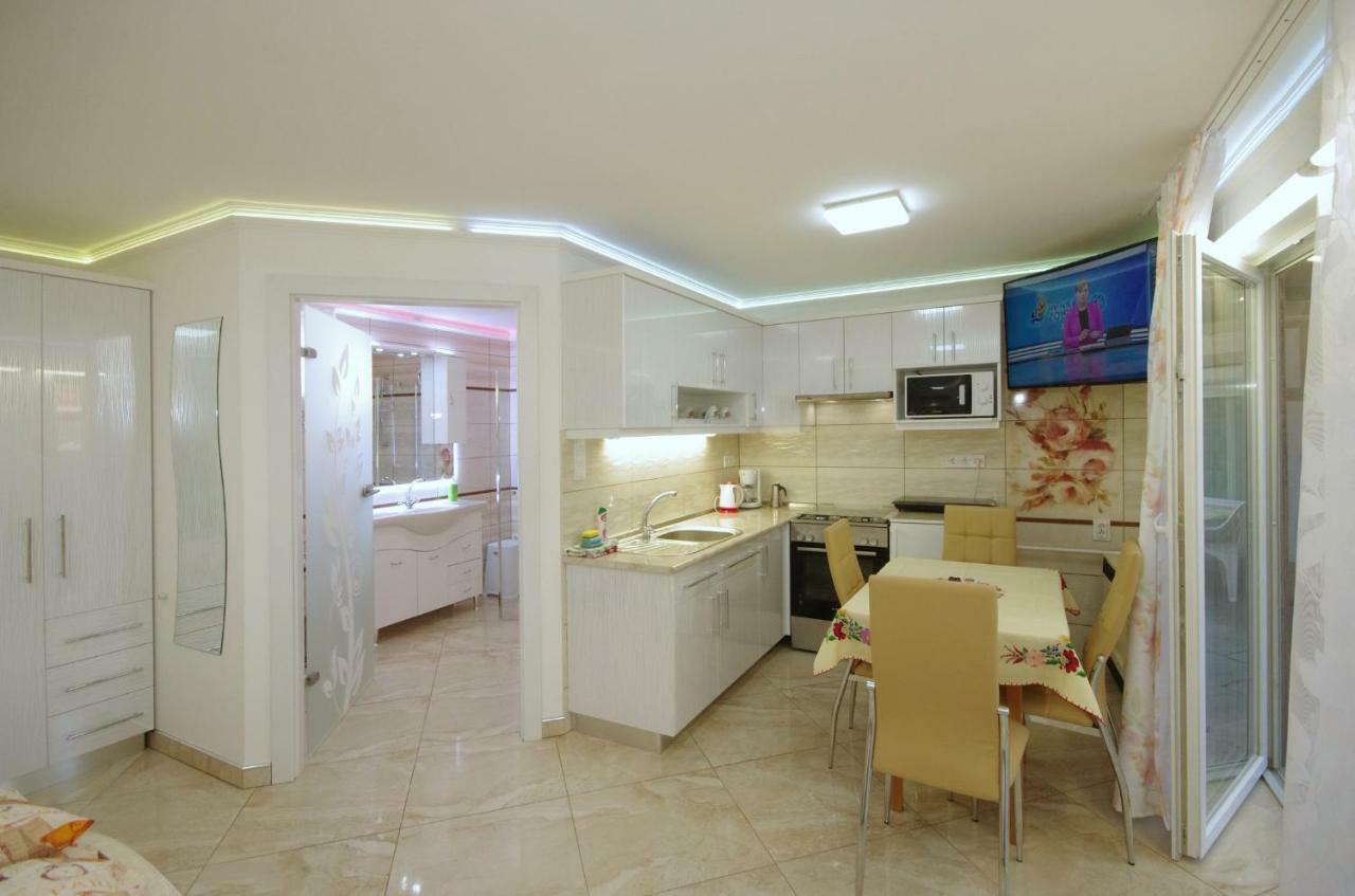 Amalia Apartman Gyula Buitenkant foto
