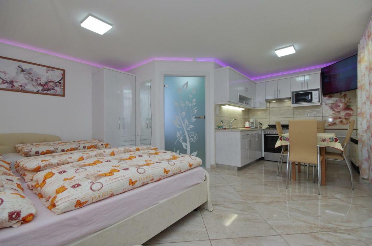 Amalia Apartman Gyula Buitenkant foto