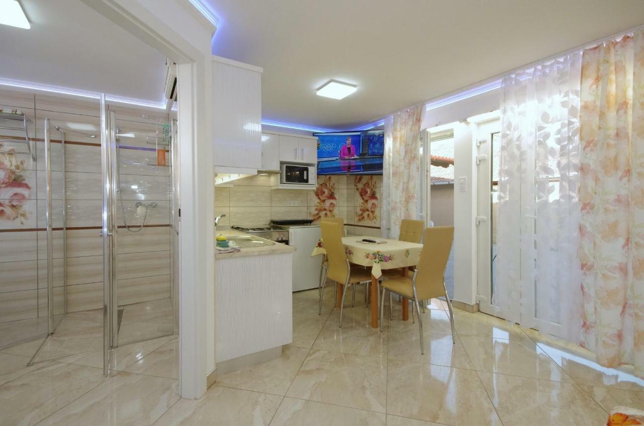 Amalia Apartman Gyula Buitenkant foto
