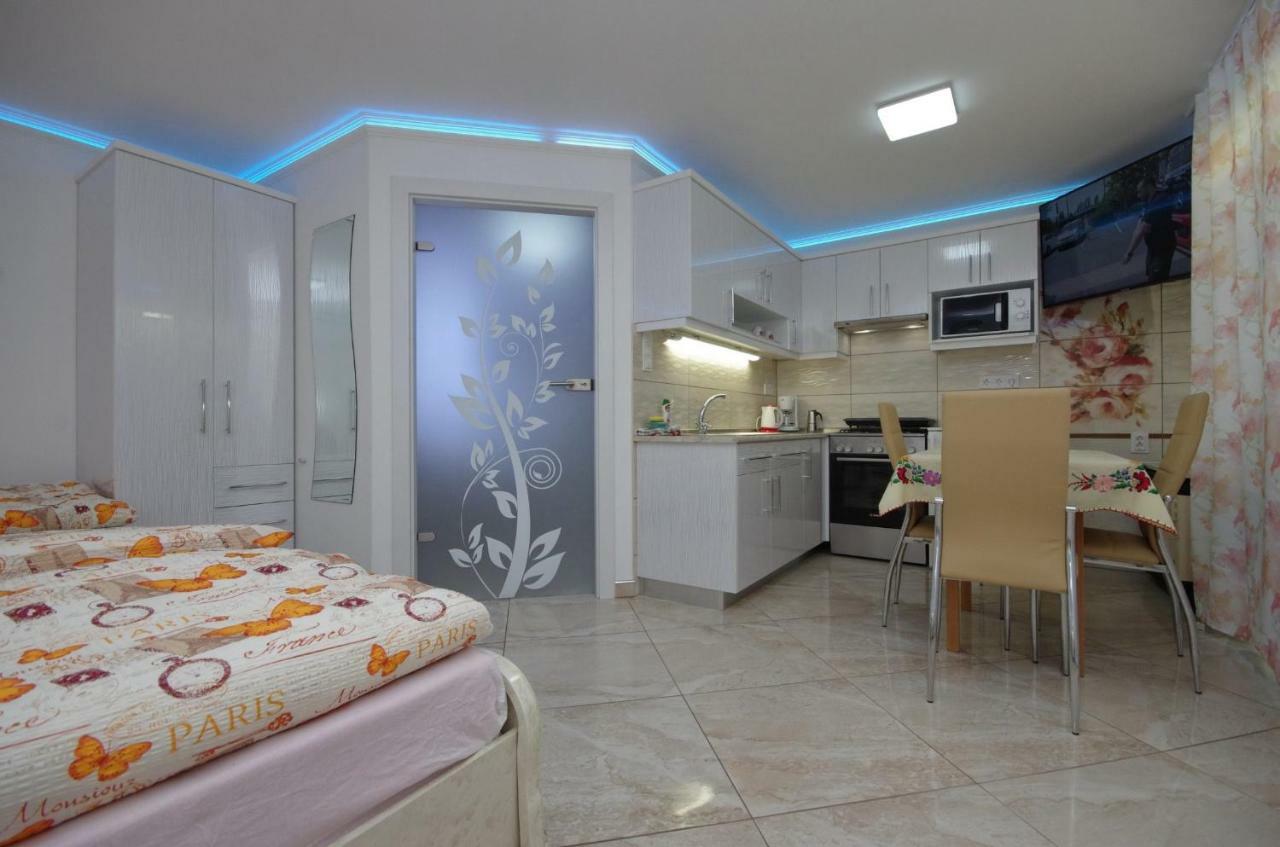 Amalia Apartman Gyula Buitenkant foto